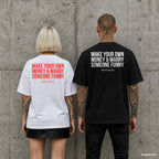 MAKE YOUR OWN MONEY & MARRY SOMEONE FUNNY – Oversize Shirt mit Spruch auf dem Rücken, Paar in Weiß und Schwarz vor Betonwand