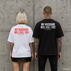 MY HUSBAND WILL KILL YOU – Oversize Shirt mit Spruch auf dem Rücken, Paar in Weiß und Schwarz vor Betonwand
