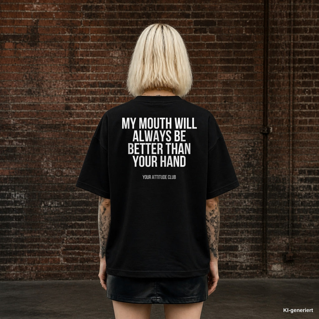 MY MOUTH WILL ALWAYS BE BETTER THAN YOUR HAND – schwarzes Oversize T-Shirt mit weißem Backprint, Damen