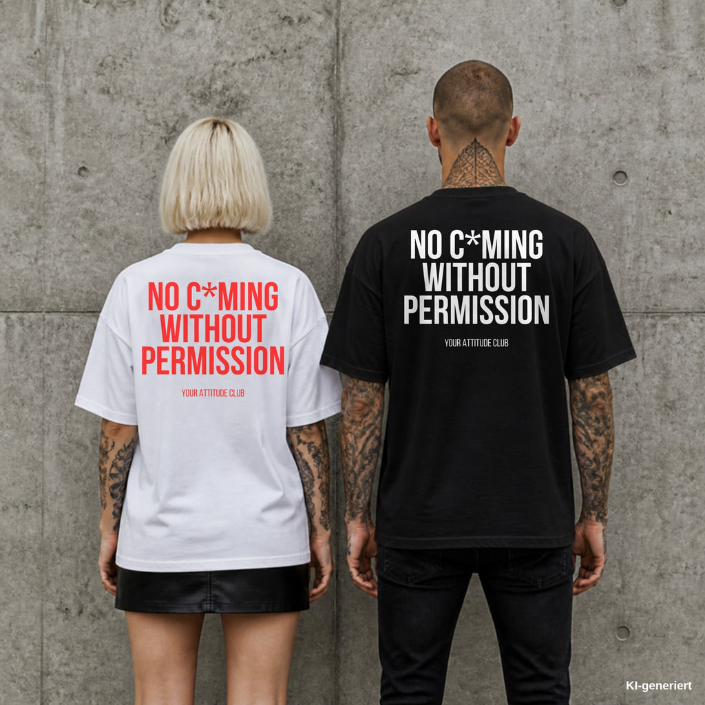 NO C*MING WITHOUT PERMISSION – Oversize Shirt mit Spruch auf dem Rücken, Paar in Weiß und Schwarz vor Betonwand