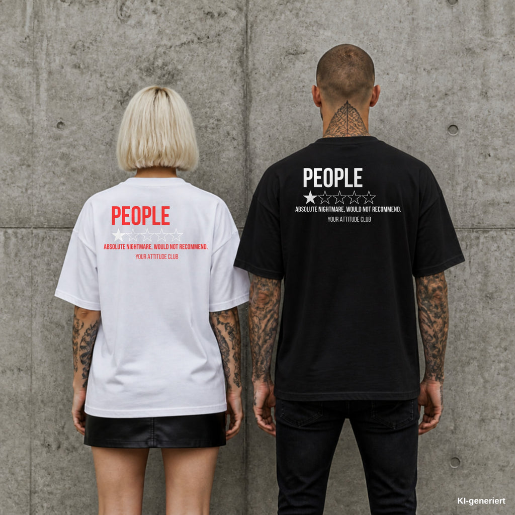 PEOPLE. ABSOLUTE NIGHTMARE, WOULD NOT RECOMMEND. – Oversize Shirt mit Spruch auf dem Rücken, Paar in Weiß und Schwarz vor Betonwand