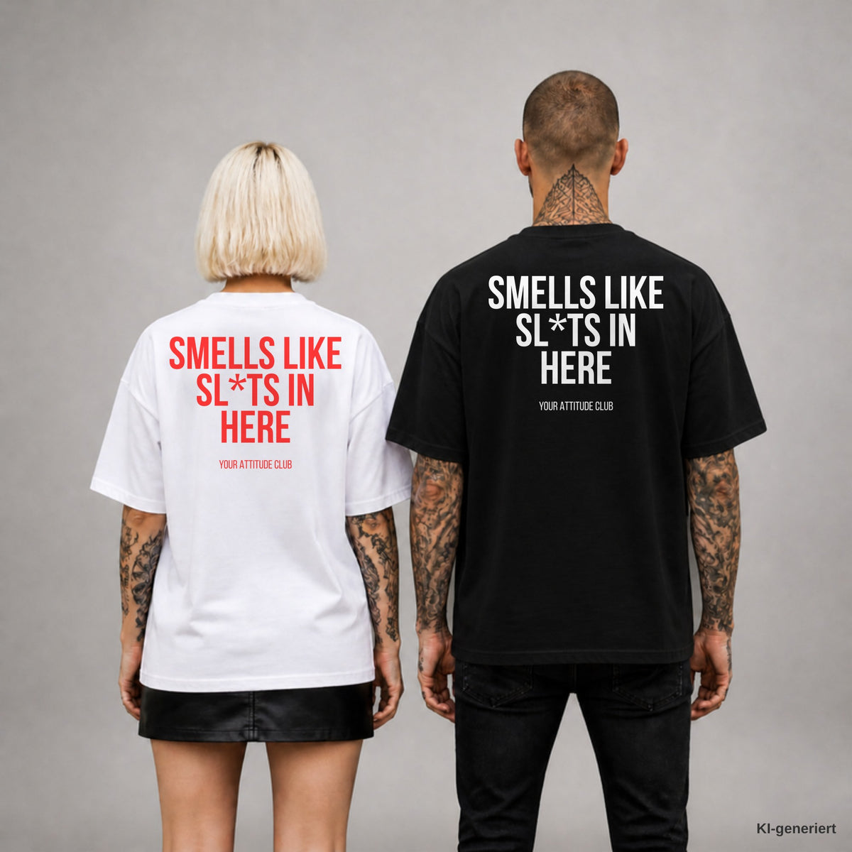 SMELLS LIKE SL*TS IN HERE – Oversize T-Shirt Unisex mit Backprint, Frau in Weiß mit rotem und Mann in Schwarz mit weißem Aufdruck