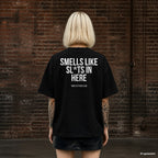 SMELLS LIKE SL*TS IN HERE – schwarzes Oversize T-Shirt mit weißem Backprint, Damen