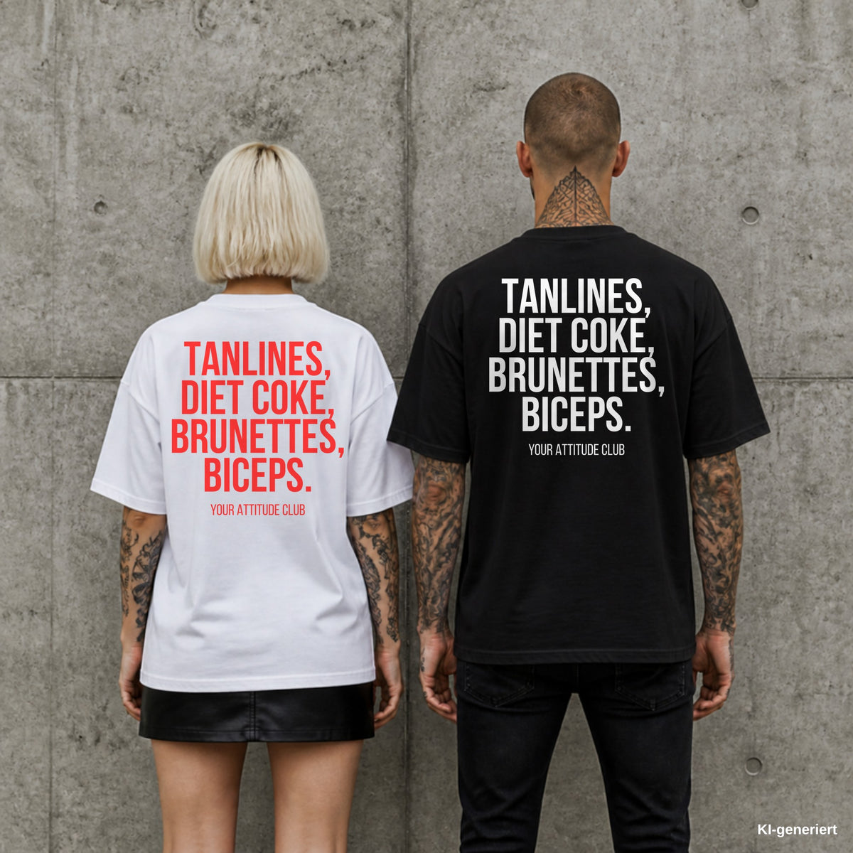 TANLINES, DIET COKE, BRUNETTES, BICEPS. – Oversize Shirt mit Spruch auf dem Rücken, Paar in Weiß und Schwarz vor Betonwand