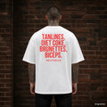 TANLINES, DIET COKE, BRUNETTES, BICEPS. – weißes Oversize T-Shirt mit rotem Backprint, Herren