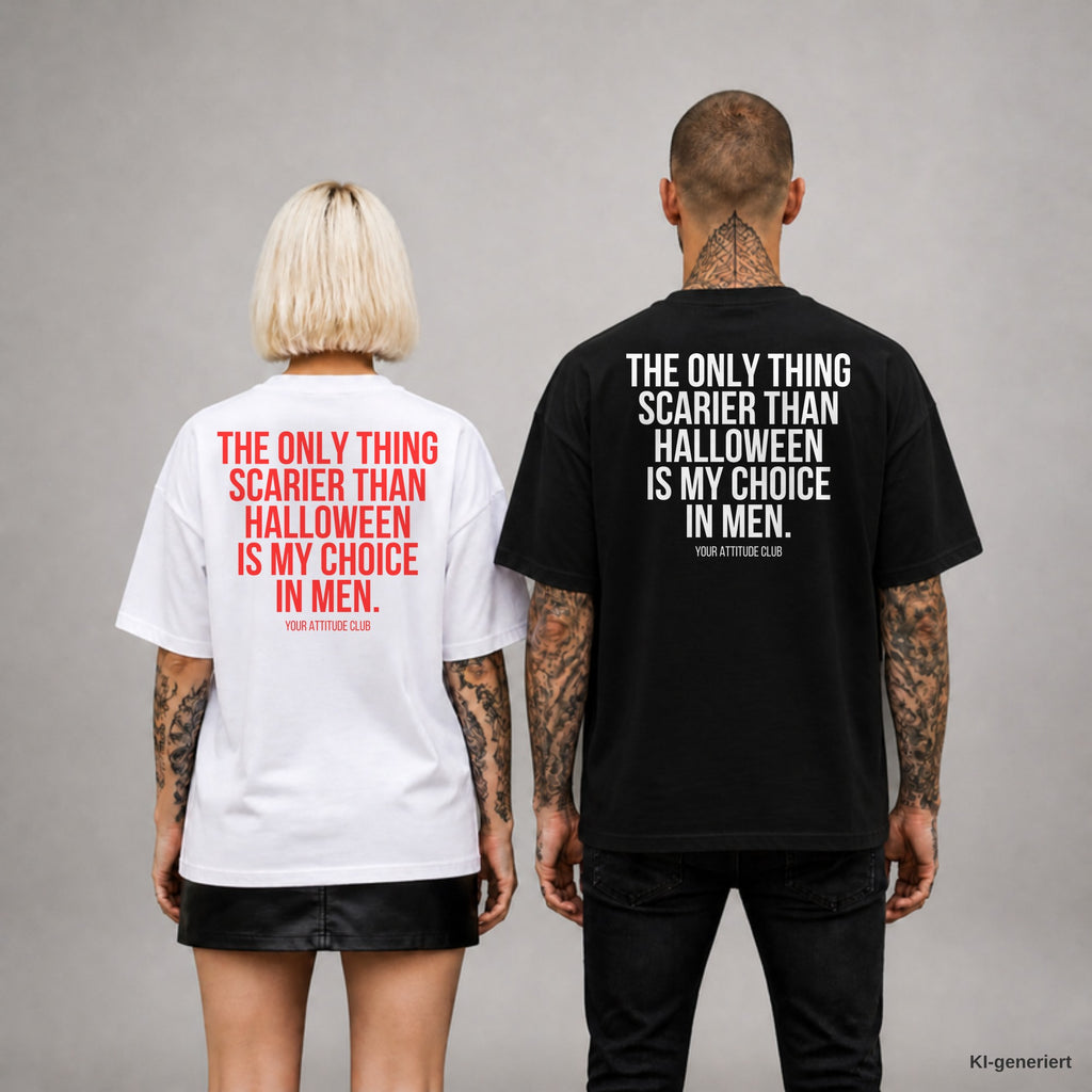 THE ONLY THING SCARIER THAN HALLOWEEN IS MY CHOICE IN MEN. – Oversize T-Shirt Unisex mit Backprint, Frau in Weiß mit rotem und Mann in Schwarz mit weißem Aufdruck
