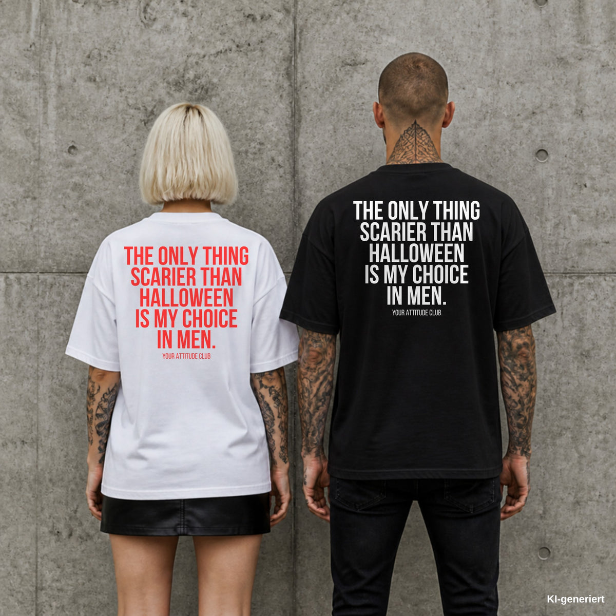 THE ONLY THING SCARIER THAN HALLOWEEN IS MY CHOICE IN MEN. – Oversize Shirt mit Spruch auf dem Rücken, Paar in Weiß und Schwarz vor Betonwand
