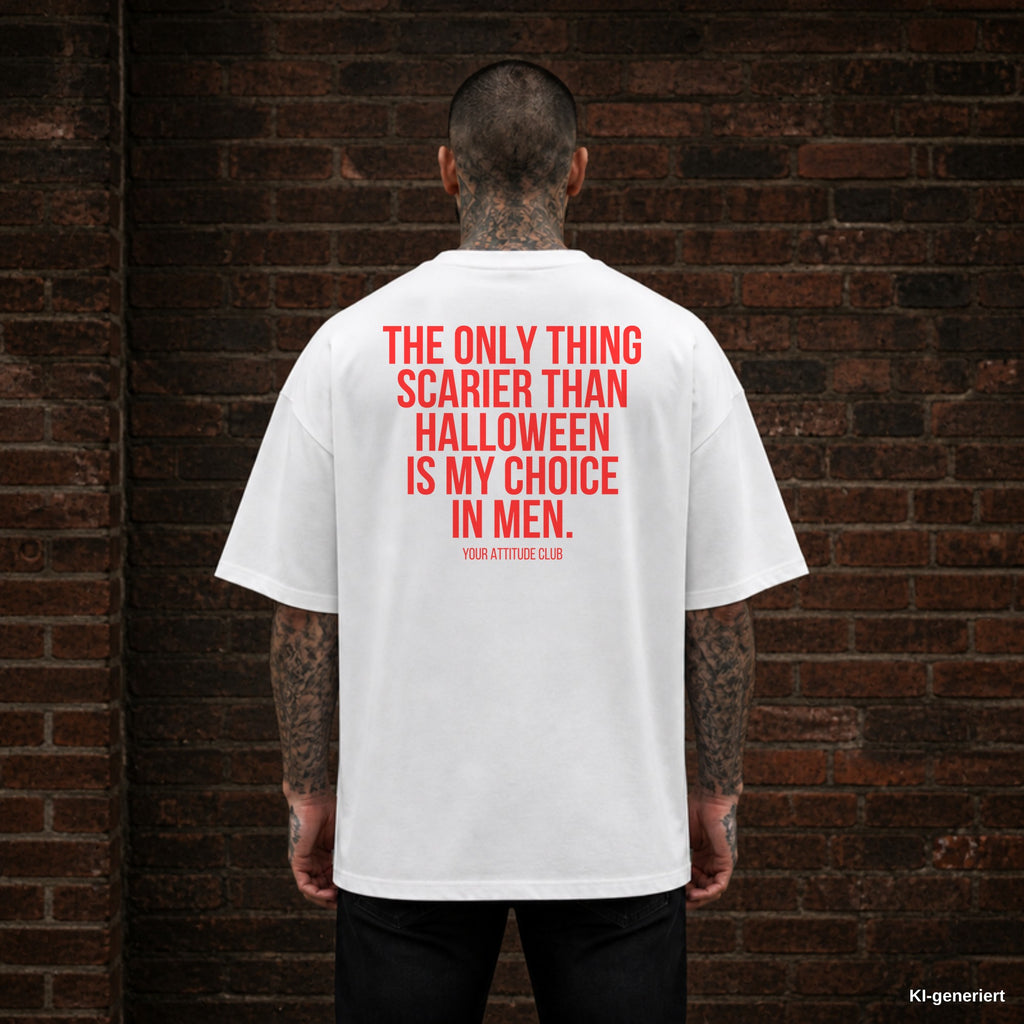 THE ONLY THING SCARIER THAN HALLOWEEN IS MY CHOICE IN MEN. – weißes Oversize T-Shirt mit rotem Backprint, Herren