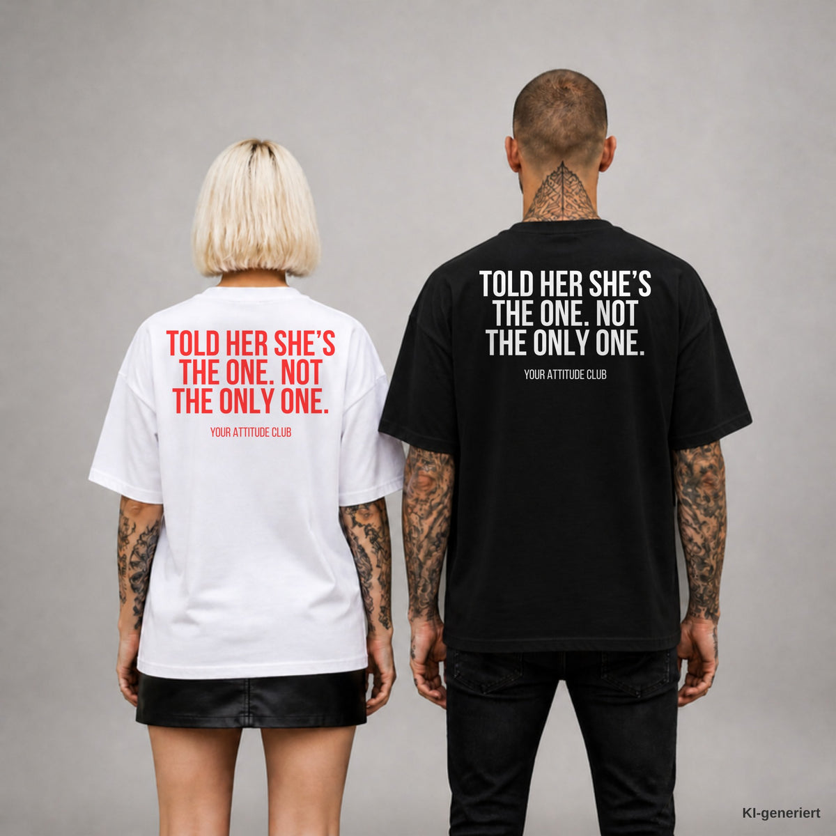 TOLD HER SHE’S THE ONE. NOT THE ONLY ONE. – Oversize T-Shirt Unisex mit Backprint, Frau in Weiß mit rotem und Mann in Schwarz mit weißem Aufdruck