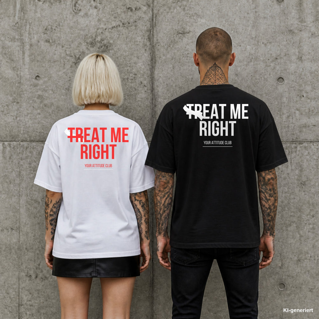 TREAT ME RIGHT – Oversize Shirt mit Spruch auf dem Rücken, Paar in Weiß und Schwarz vor Betonwand