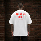 TREAT ME RIGHT – weißes Oversize T-Shirt mit rotem Backprint, Herren