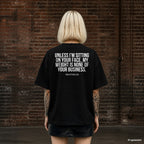 UNLESS I’M SITTING ON YOUR FACE, MY WEIGHT IS NONE OF YOUR BUSINESS. – schwarzes Oversize T-Shirt mit weißem Backprint, Damen