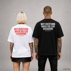 WHY OVERTHINK WHEN YOU CAN OVERDRINK – Oversize T-Shirt Unisex mit Backprint, Frau in Weiß mit rotem und Mann in Schwarz mit weißem Aufdruck