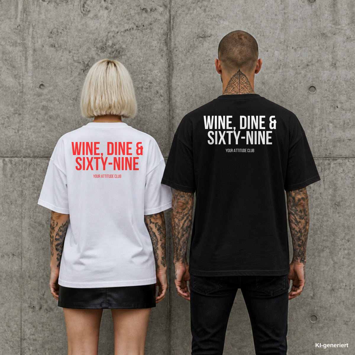 WINE, DINE & SIXTY-NINE – Oversize Shirt mit Spruch auf dem Rücken, Paar in Weiß und Schwarz vor Betonwand