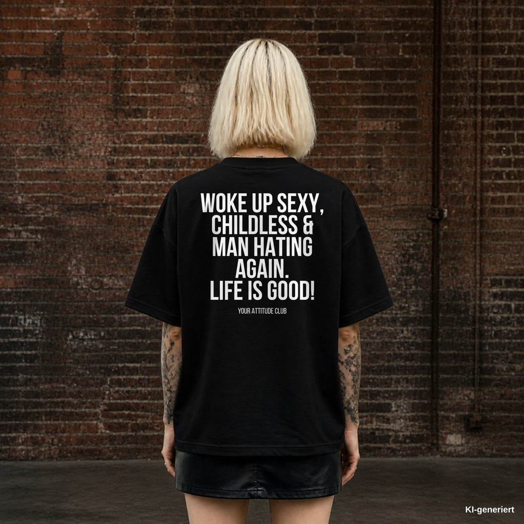 WOKE UP SEXY, CHILDLESS & MAN HATING AGAIN. LIFE IS GOOD! – schwarzes Oversize T-Shirt mit weißem Backprint, Damen