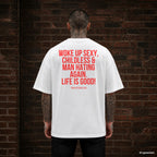WOKE UP SEXY, CHILDLESS & MAN HATING AGAIN. LIFE IS GOOD! – weißes Oversize T-Shirt mit rotem Backprint, Herren