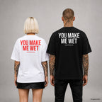 YOU MAKE ME WET – Oversize T-Shirt Unisex mit Backprint, Frau in Weiß mit rotem und Mann in Schwarz mit weißem Aufdruck