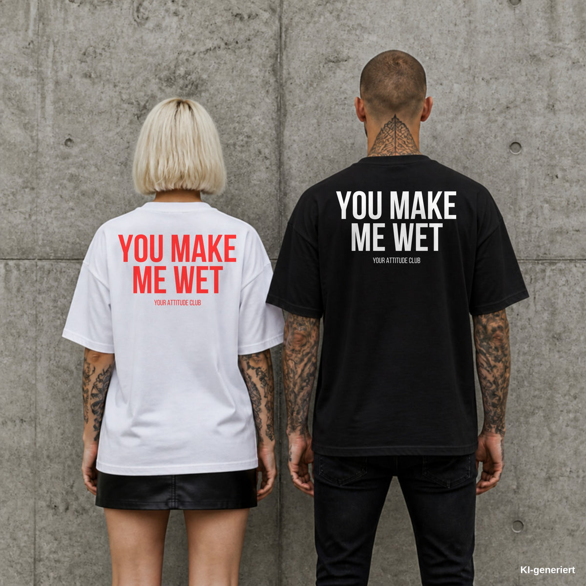 YOU MAKE ME WET – Oversize Shirt mit Spruch auf dem Rücken, Paar in Weiß und Schwarz vor Betonwand