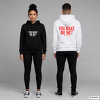 You make me wet – Hoodie unisex mit Frontprint (Frau, Schwarz) und Backprint (Mann, Weiß)