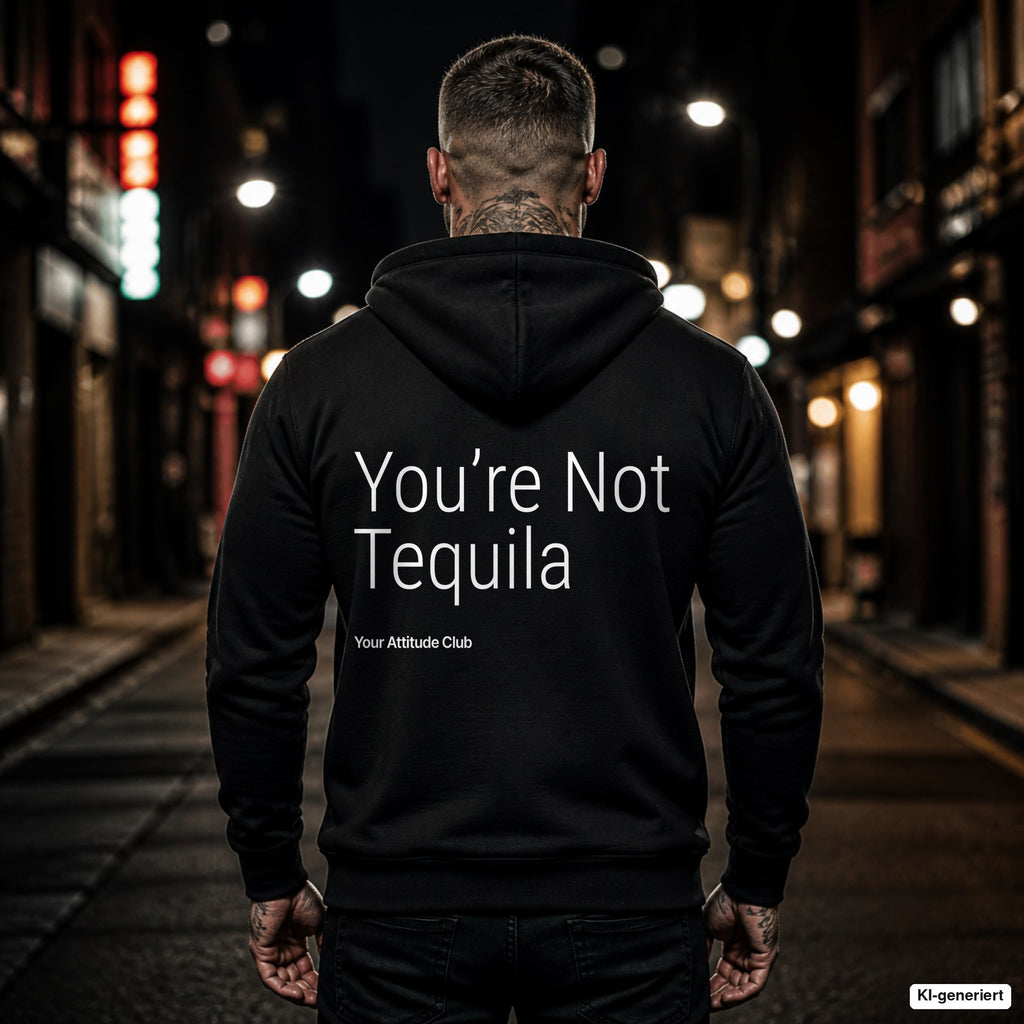 You’re Not Tequila – schwarzer Hoodie mit weißem Backprint, Herren in der Stadt bei Nacht