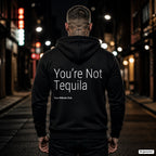 You’re Not Tequila – schwarzer Hoodie mit weißem Backprint, Herren in der Stadt bei Nacht