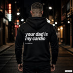 Your Dad Is My Cardio – schwarzer Hoodie mit weißem Backprint, Herren in der Stadt bei Nacht