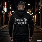 Zu sexy für Strickpullis – schwarzer Hoodie mit weißem Backprint, Herren in der Stadt bei Nacht
